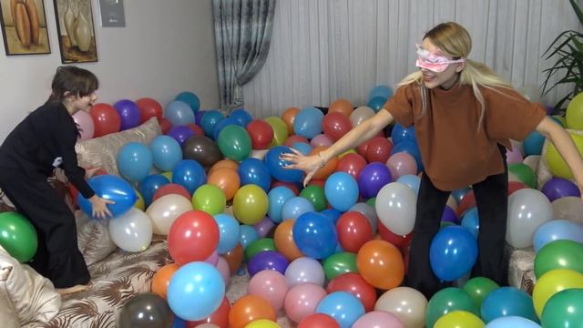 Evi Balonla Doldurup İçinde Körebe Oynadık ? Çok Eğlendik смотреть онлайн