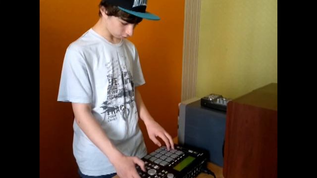 Akai MPC 1000 смотреть онлайн