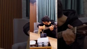 Тот самый казах на гитаре чистый лист ?