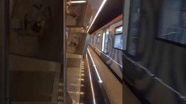 Поезд 81-765/766/767 "Москва" отправляется в оборотный тупик со станции Деловой центр (БКЛ) смотреть онлайн