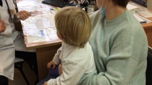 Как врач педиатр осматривает малыша в 1 год, когда у него режутся зубки. Pediatrician examines baby