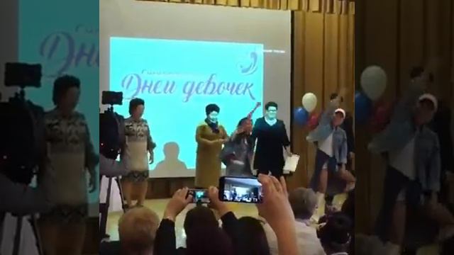 Первая леди Якутии и два министра танцуют хип-хоп смотреть онлайн