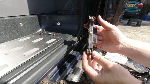 How to fit new lower rollers to a VW T5 sliding door. смотреть онлайн