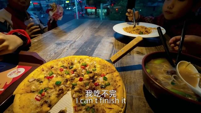 給兒子200元，讓他安排晚餐，看看怎麼樣 смотреть онлайн