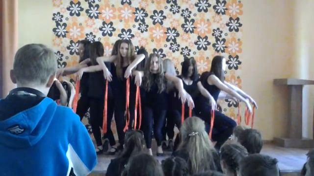 Танец школьный девочки танцуют в школе медленный смотреть онлайн