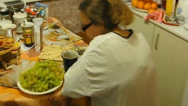 Что-то вкусное варится на газовой плите.