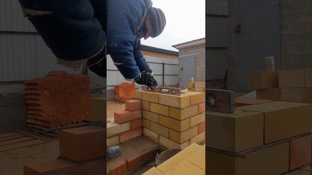 Процесс кладки столбов на веранде