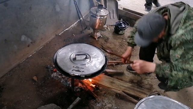 Дагестан. готовим баранину на чугунном садже с картошкой овощами и зеленью. блюда Кавказа на огне смотреть онлайн