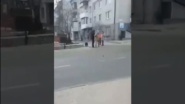 В Светловодске Кировоградской области останавливают прохожих и традиционно вручают повестку смотреть онлайн