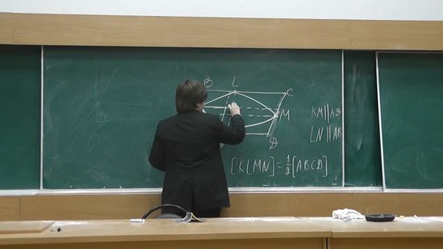 М227. Площадь вписанного в параллелограмм четырёхугольника смотреть онлайн