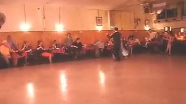 YANINA QUIÑONES Y NERI PILIU ( EN MILONGA LA BALDOSA) смотреть онлайн