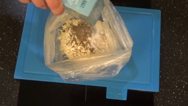 Мой муж показывает как пожарить рыбу без костей! Жарим хрустящую барабульку и ставридку. смотреть онлайн