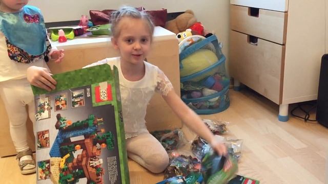 Открываем LEGO minecraft домик на дереве. 21125 смотреть онлайн