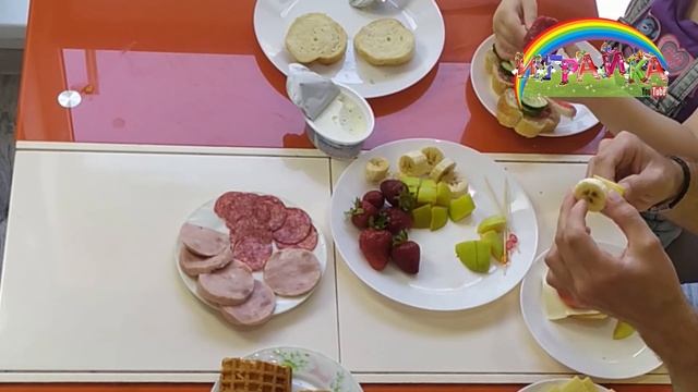 Что приготовить маме на завтрак? Посмотри видео и повтори его дома. Будь с нами на Канале Играйка смотреть онлайн