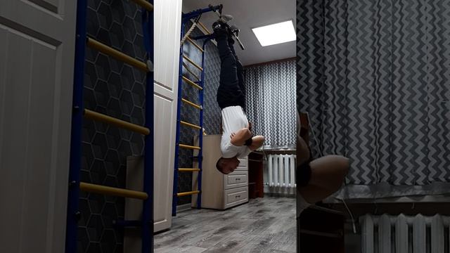 вис вниз головой полезно иногда прсто повисеть !!! смотреть онлайн