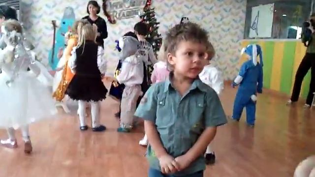 Садик Apple Tree. 2010/11 Новый Год. Игра в снежки (Часть 5) смотреть онлайн