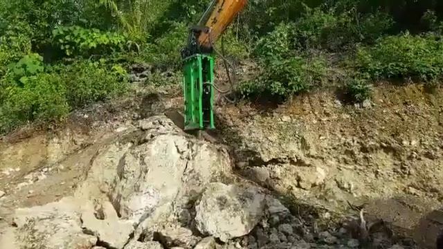 Hydraulic breaker TRD 1800 at Hyundai R220-9 lokasi Ambon смотреть онлайн