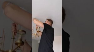 Замена люстр на натяжном потолке. Для чего нужна потолочная розетка?