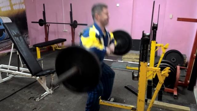Приседания с оригинальным приспособлением!)) смотреть онлайн