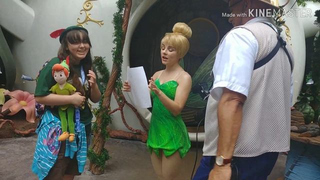 I gave Tinkerbell a drawing of her!--Disneyland 2019 смотреть онлайн