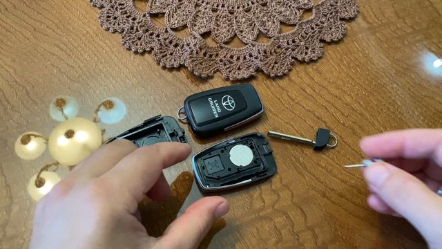 Как разобрать ключ Тойота(Toyota) заменить батарейку смотреть онлайн