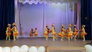 Бурятский танец "Тобороб", учащихся 1 класса ДШИ г. Якутска.