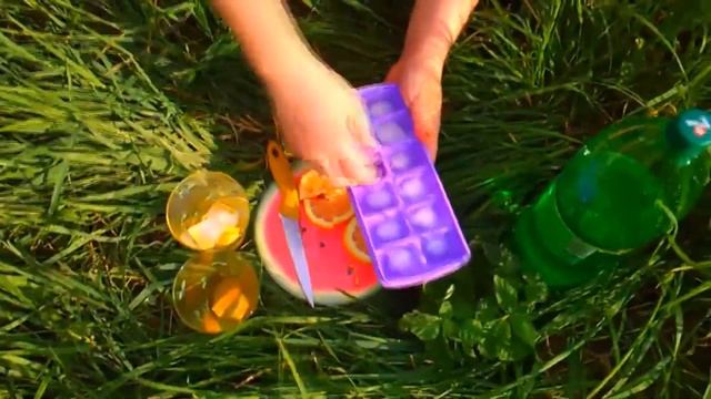DIY: ЛЕТНИЕ НАПИТКИ.ЛИМОНАД за 1 минуту (домашний лимонад).Лимонад из лимона,мяты и Спрайта. смотреть онлайн