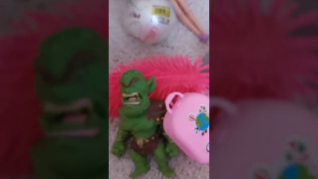 вот и пришли в магазин игрушек называется хотела зайти не за игрушками а сама куклы Барби смотреть онлайн