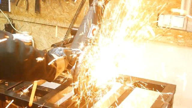 НЕРЕАЛЬНЫЙ СТАНОК ИЗ 230 УШМ! Мощный отрезной станок с протяжкой своими руками! смотреть онлайн