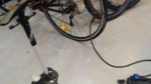 Как накачать бескамерную покрышку насосом