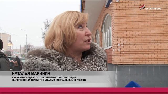 Глыба льда упала с крыши на иномарку