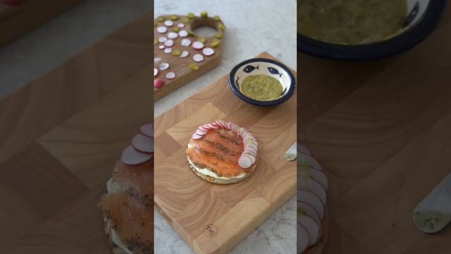 Smoked Salmon on a Giant Blini with Caper Lemon Crème Fraîche, Pickles, Caviar & Radish смотреть онлайн