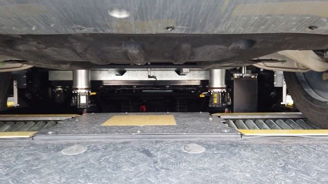 NIO Swap Battery Station in action смотреть онлайн