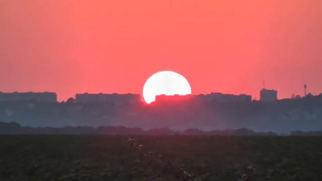 КРАСИВЫЙ ЗАХОД СОЛНЦА над полем и домами вдали Закат летом 2020 FullHD 50 fps смотреть онлайн