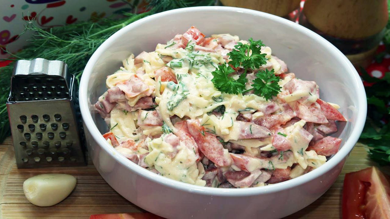 Очень вкусный салат с помидорами и копченой колбасой. Салат Гусарский смотреть онлайн