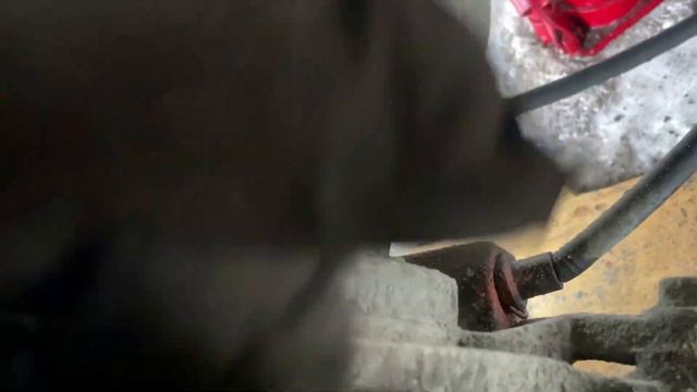 Не держит Ручник Ивеко Дейли. Вперед держит, назад нет.