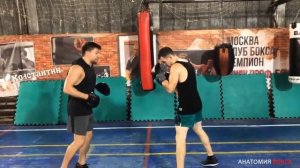 Правый прямой навстречу + левый боковой на отходе.