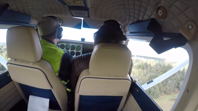 Земля, уходящая из-под ног. Полет на Cessna 172 из аэродрома Гостилицы прямиком в Санкт-Петербург. смотреть онлайн