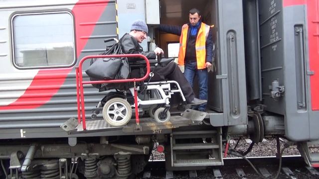 Подъём инвалида-колясочника в вагон РЖД смотреть онлайн