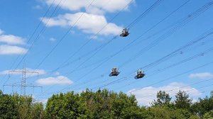 Электрики. Электрики на высоковольтных проводах. Так обслуживают высоковольтные провода. 3