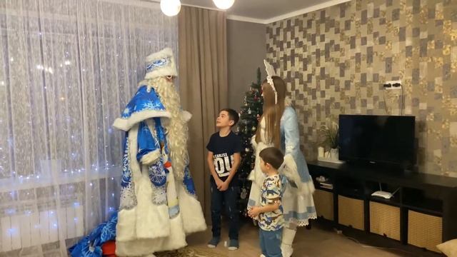 К нам пришёл Дед Мороз и Снегурочка!!! смотреть онлайн
