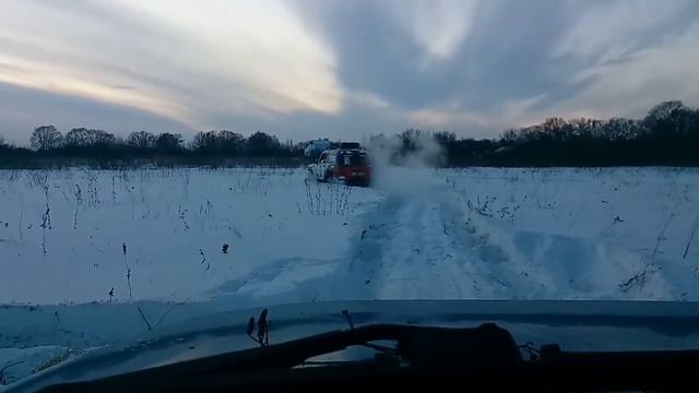 Пробиваем дорогу ниваV8 и FJcruiser смотреть онлайн