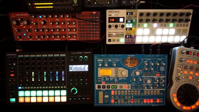 Roland MC 707 , Behringer Neutron , Korg Electribe MX Techno смотреть онлайн