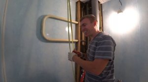 Дешёвая отделка ванной пластиковыми панелями!Как закрыть трубы стояка ,собрать короб!