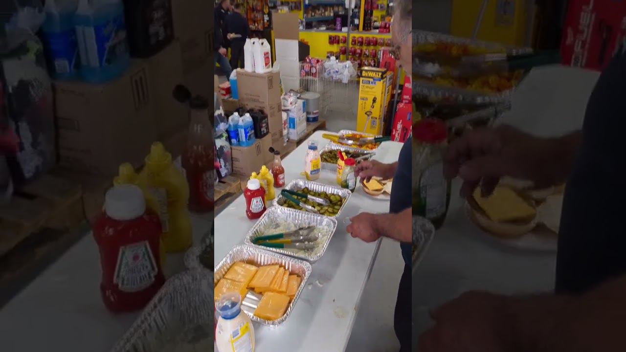 Акция с бесплатной едой возле магазина инструментов смотреть онлайн