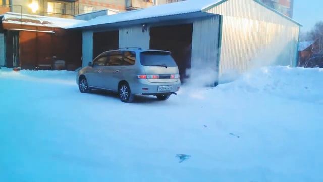 Автомобили Honda выезжает из гаража под крутую музыку смотреть онлайн