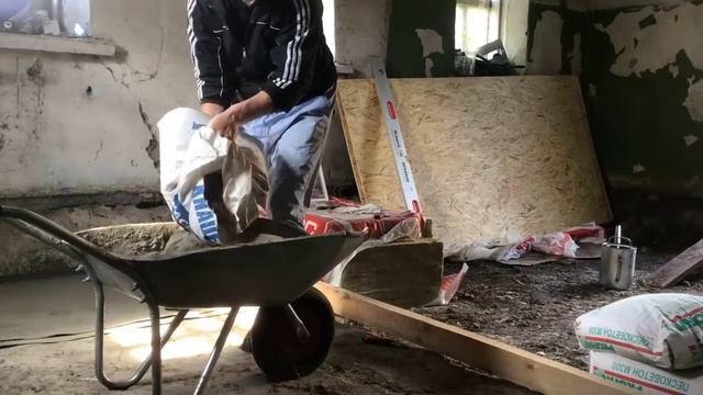 КЕРАМЗИТОБЕТОН // ЗАЛИВАЮ ПОЛ В СТАРОМ ДОМЕ В ДЕРЕВНЕ.. смотреть онлайн
