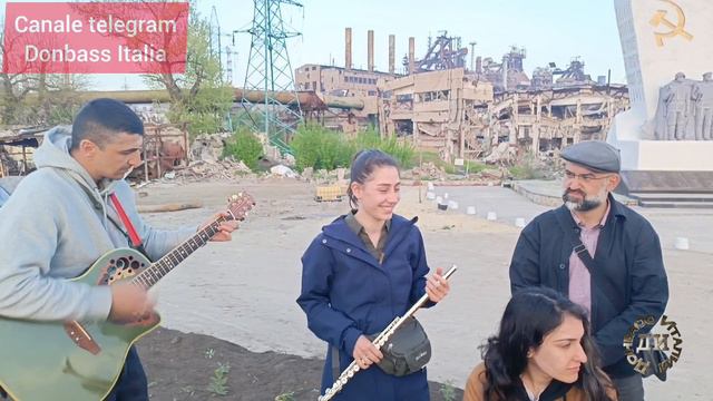 Турецкая антифашистская группа «Йорум» выступает перед символом победы над нацизмом в Мариуполе. смотреть онлайн
