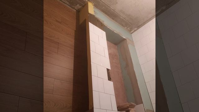 Укладка плитки на гипсокартонные короба с запилом углов. смотреть онлайн