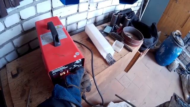 Почему на инверторе сварочный ток на всю, а электрод не горит.mp4 смотреть онлайн
